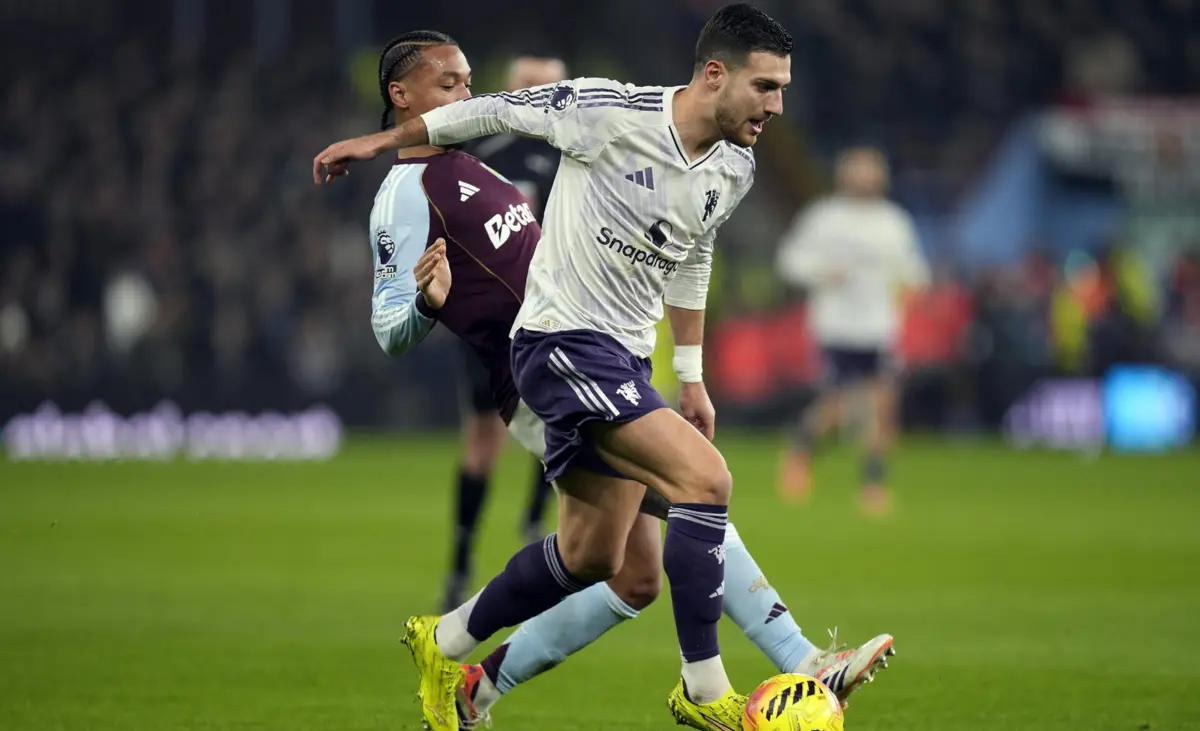 Dalot frente ao Aston Villa