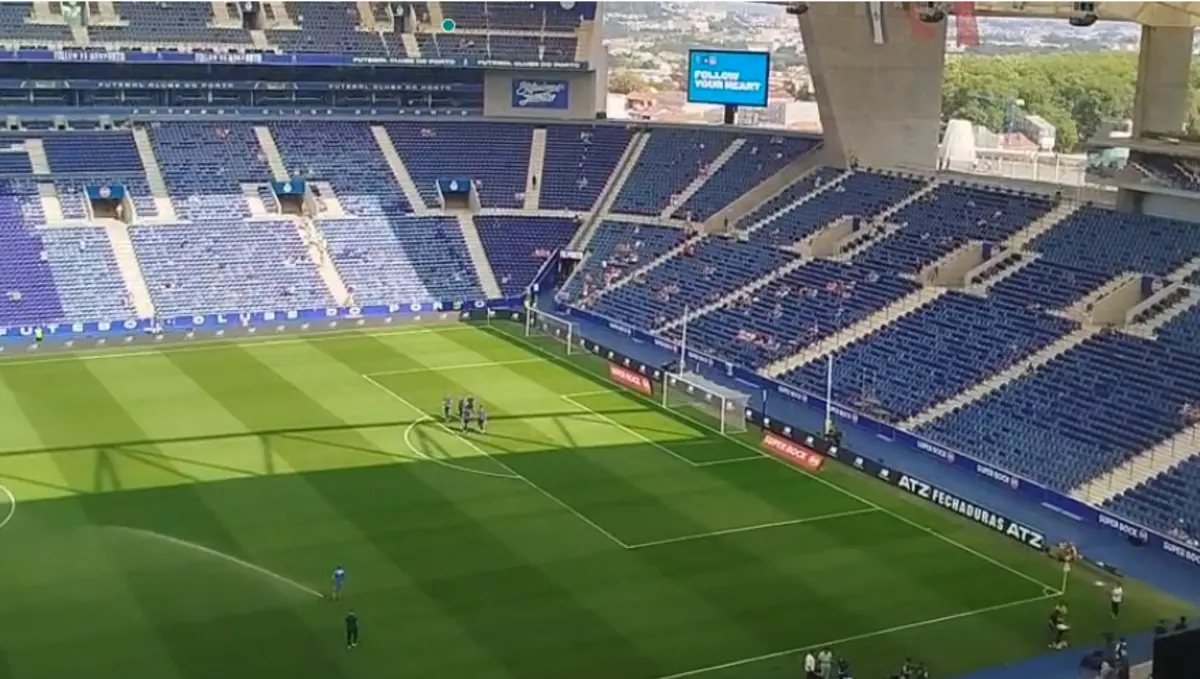 Imagem de contexto do artigo FC Porto: equipa técnica subiu ao relvado e Lucho acenou perante o carinho
