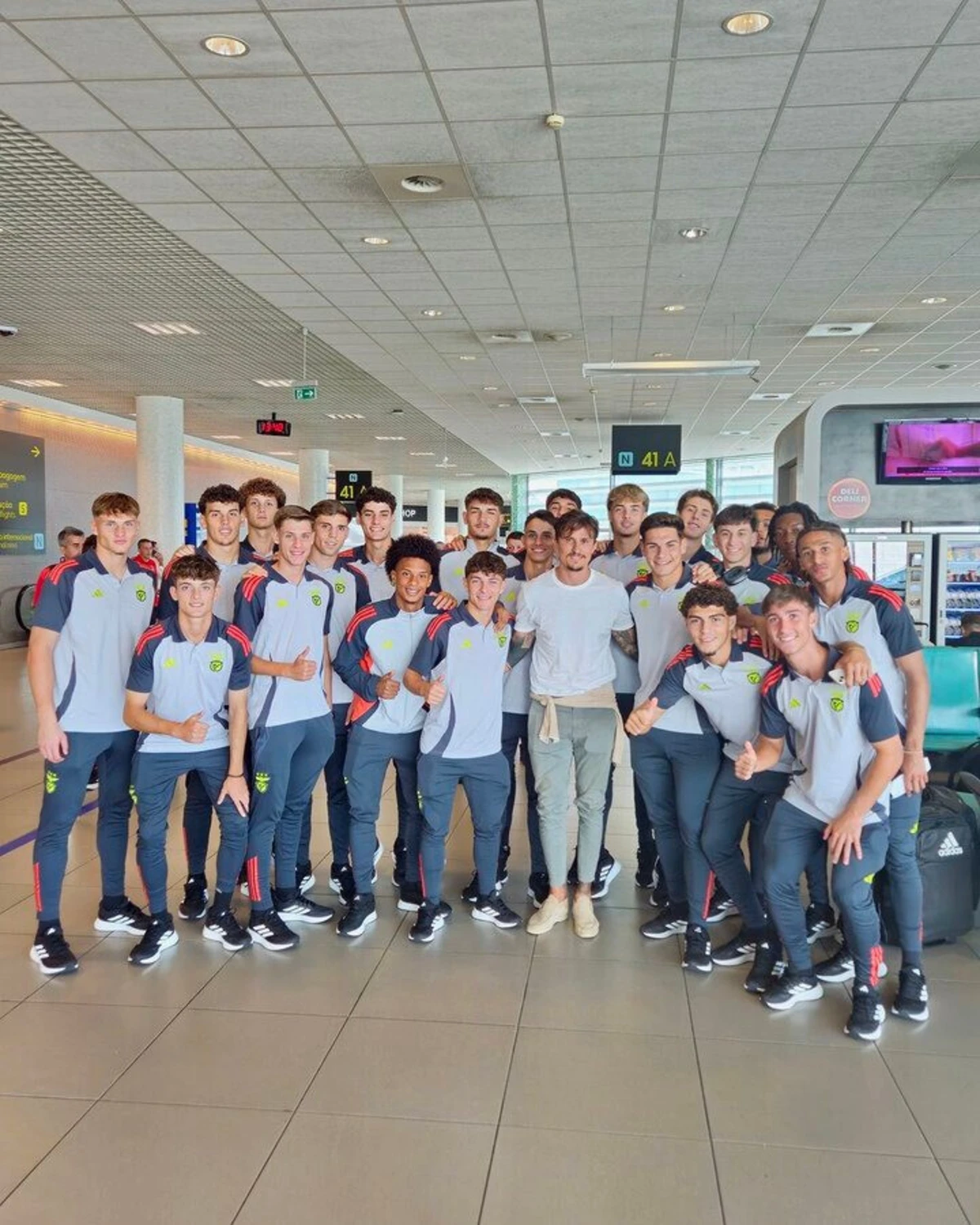 Imagem de contexto do artigo Youth League: Fejsa encontra juniores do Benfica no aeroporto