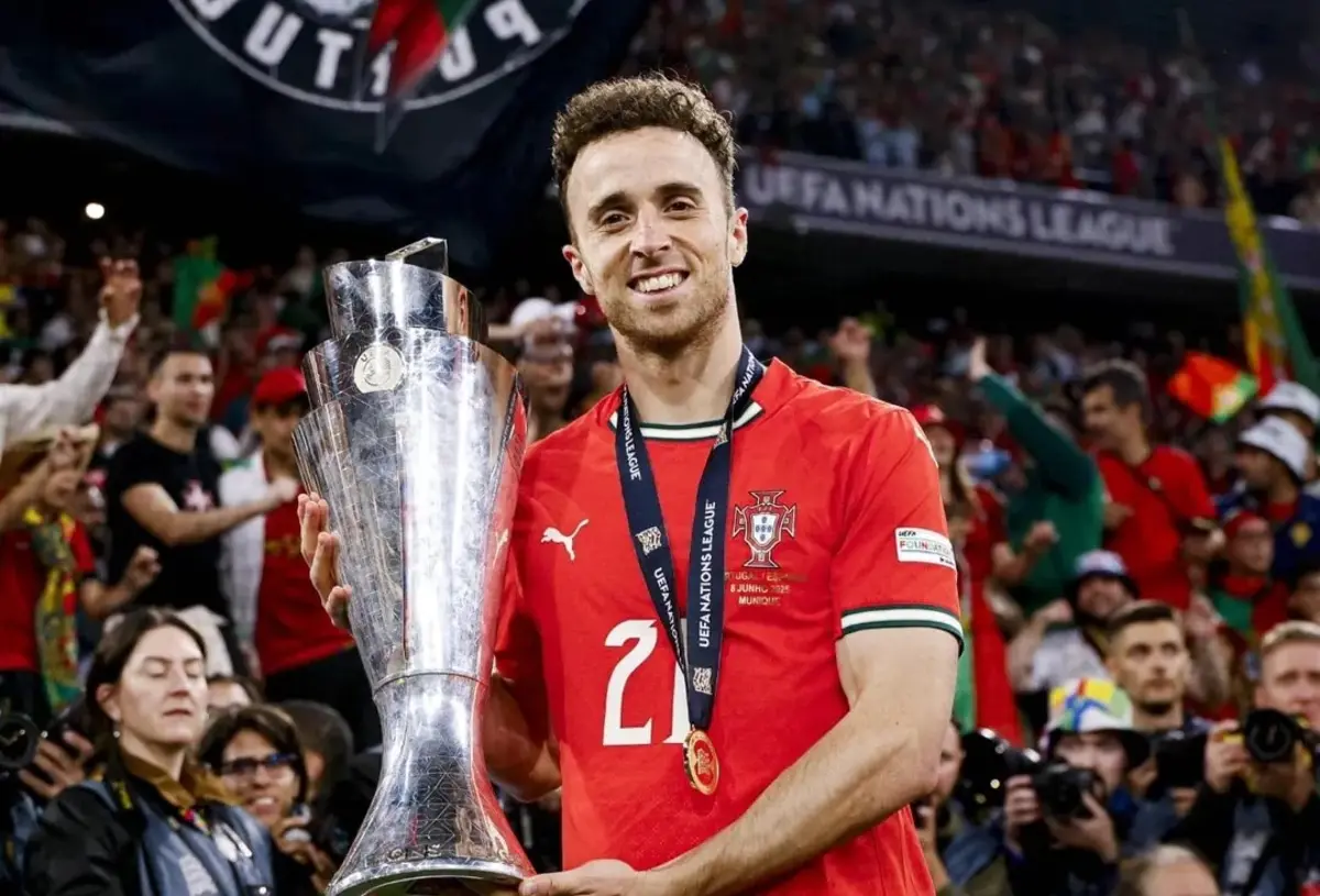 Diogo Jota com o troféu da Liga das Nações