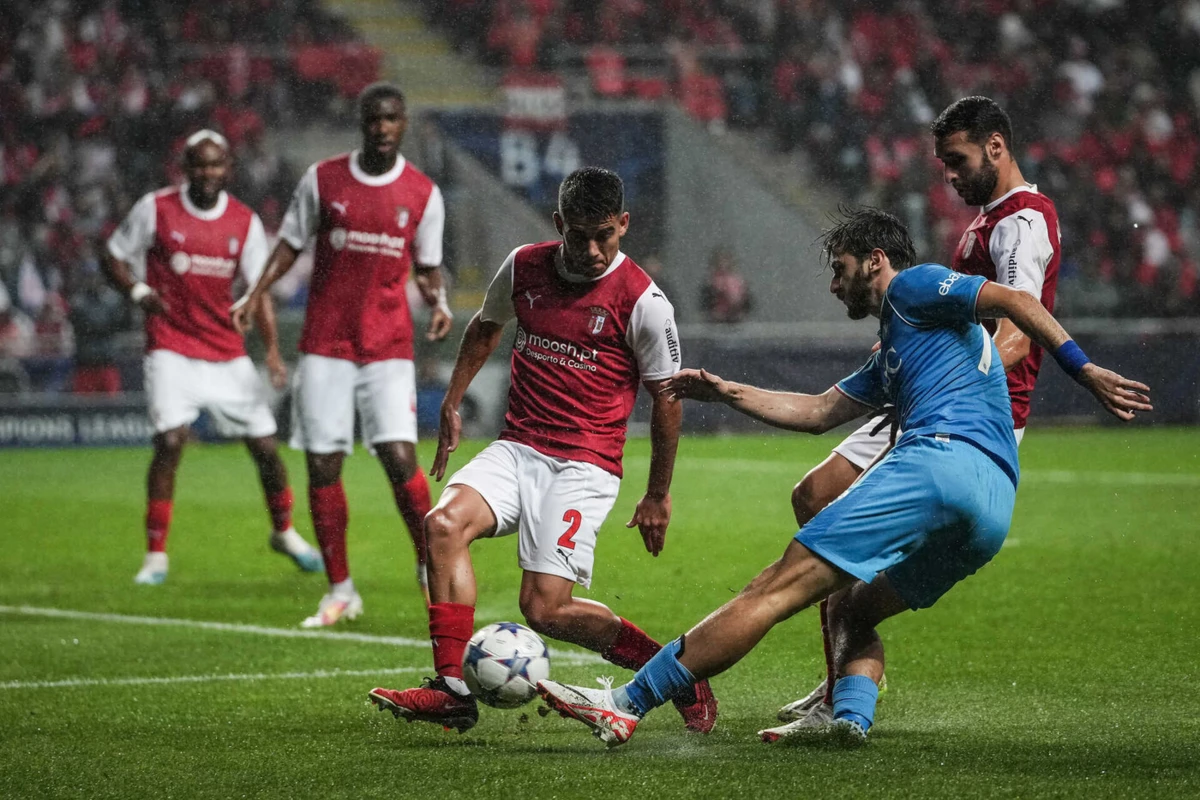 Victor Gómez com Kvaratshkelia no Braga-Nápoles