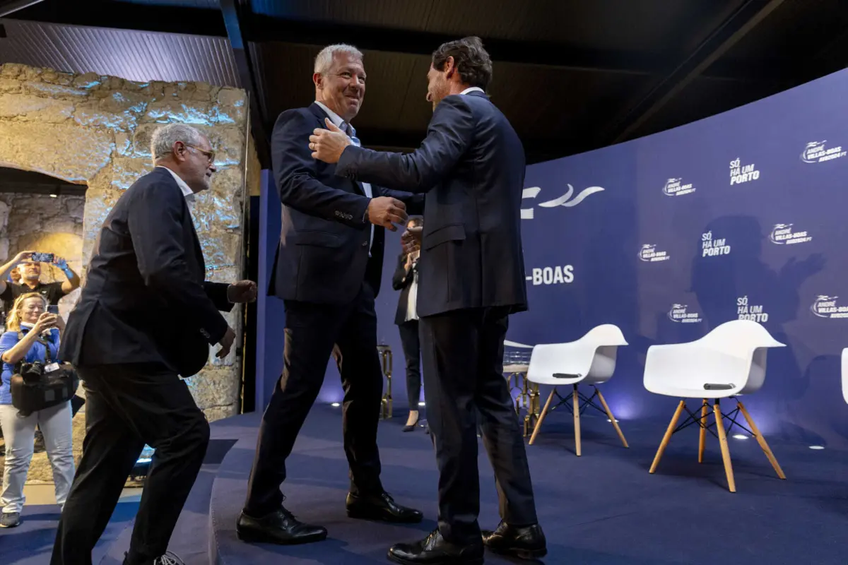 Villas-Boas recebe Jorge Costa e Andoni Zubizarreta (Carlos Carneiro / Global Imagens)