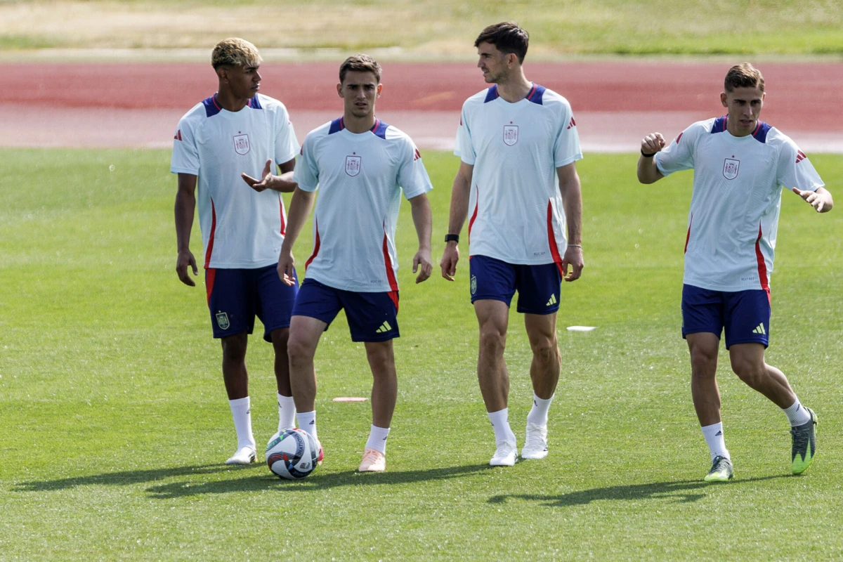 Fabián Ruiz, o segundo a contar da direita, no treino da Espanha