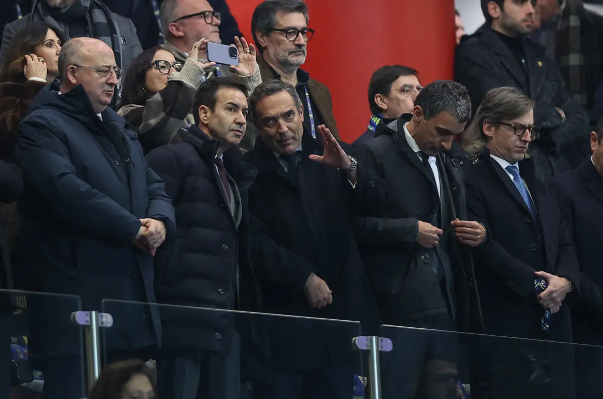 António Salvador ao lado do presidente da Liga no dérbi minhoto