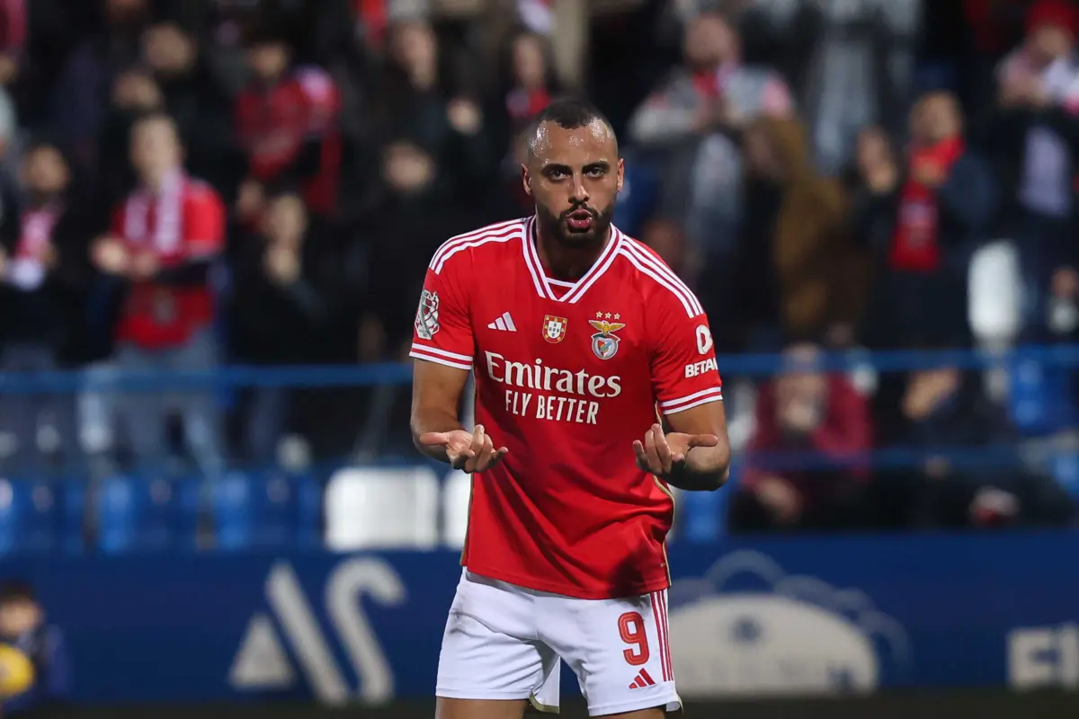 Imagem de contexto do artigo Schmidt: "Arthur Cabral? Marcar golos não é suficiente para jogar no Benfica"