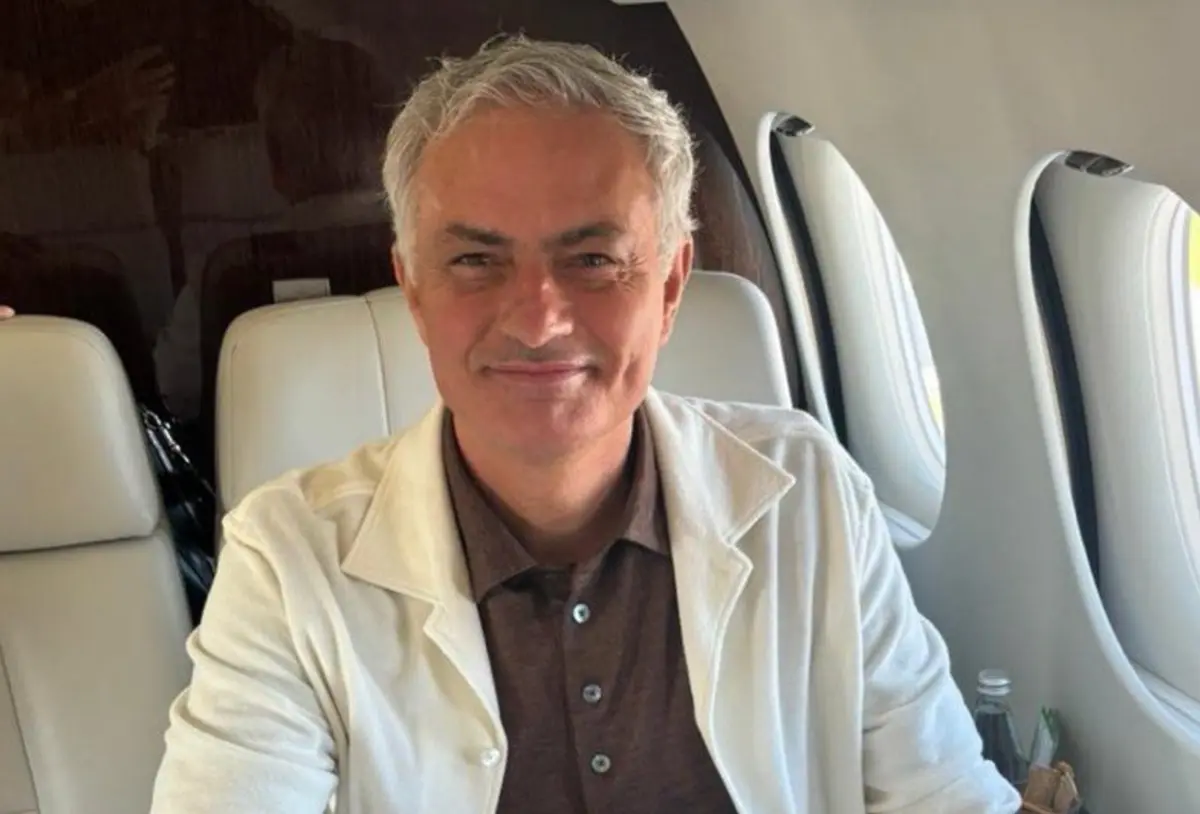 Imagem de contexto do artigo José Mourinho sorridente na partida para Istambul