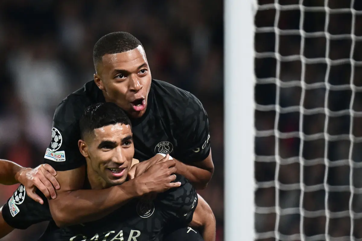 Achraf Hakimi e Kylian Mbappé (Créditos: Miguel MEDINA/AFP)