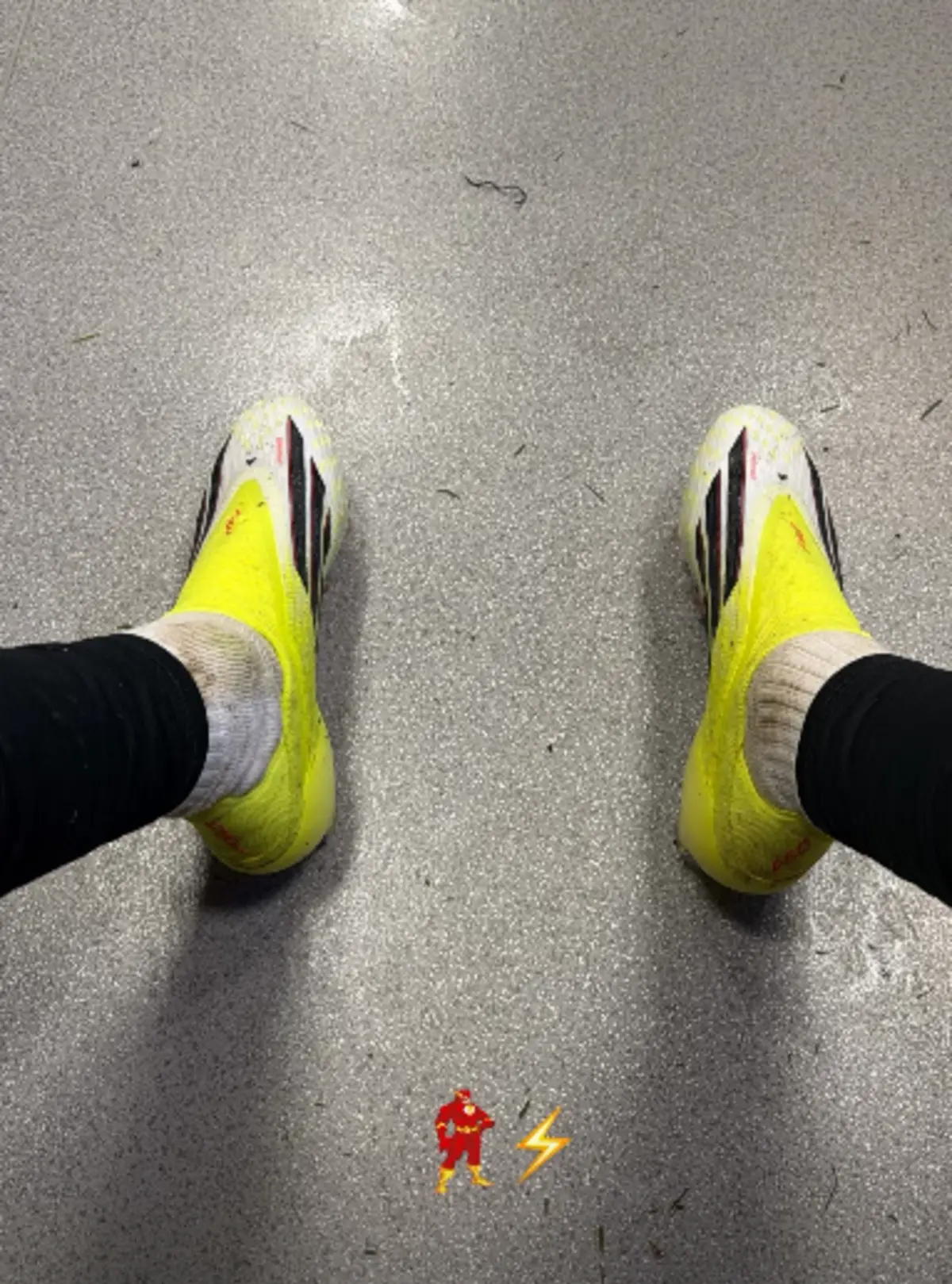 Imagem de contexto do artigo Mensagem subliminar? St. Juste publica fotografia em que aparece de chuteiras calçadas