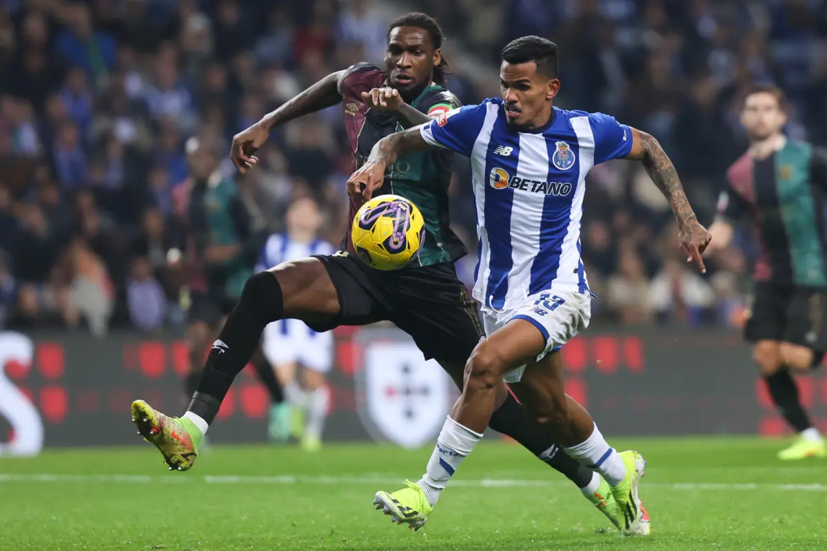 Kialonda Gaspar num duelo com Galeno (Ivan del Val/Global Imagens)