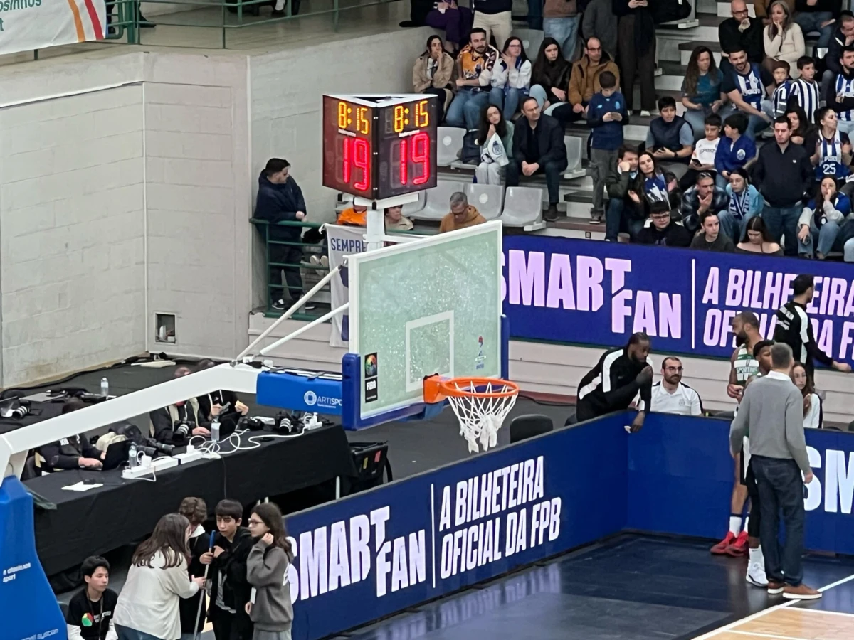 Imagem de contexto do artigo Basquetebol: FC Porto-Sporting interrompido porque tabela estilhaçou