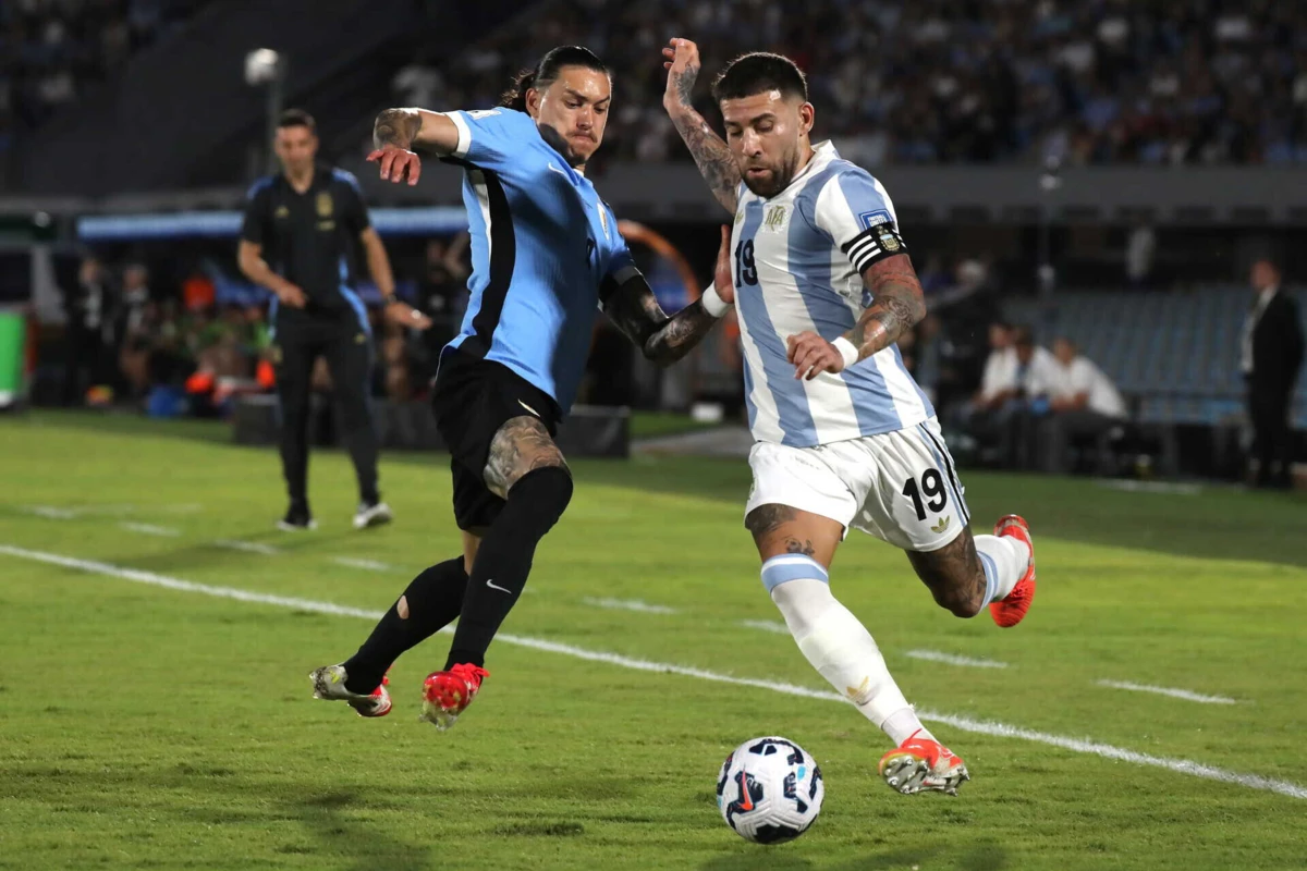 Darwin Núñez e Nicolás Otamendi (Créditos: EPA)