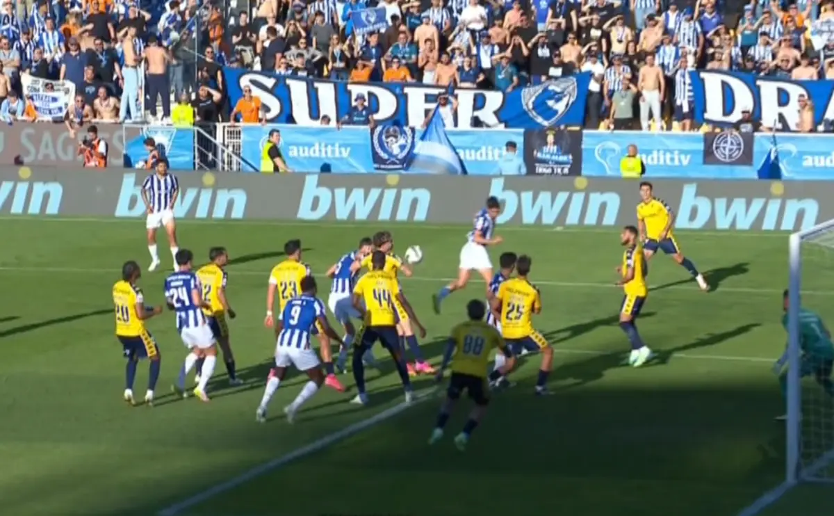 Imagem de contexto do artigo Tribunal O JOGO | Grande penalidade de Holsgrove foi bem assinalada?