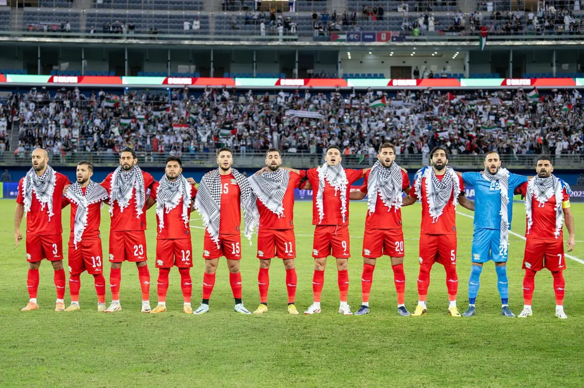 Mohamad Rashid, primeiro a contar da esquerda