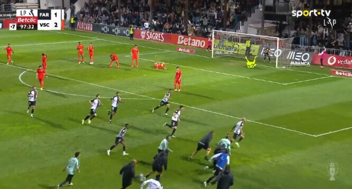 Imagem de contexto do artigo Vitória aplicou reviravolta, mas Farense fez a festa aos 90+8'. Veja os golos