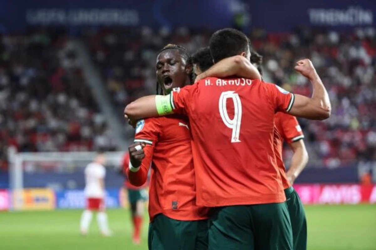 Quenda e os companheiros em festa (Créditos: FPF)