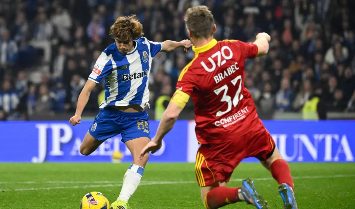Rodrigo Mora acertou no ferro da baliza do Rio Ave