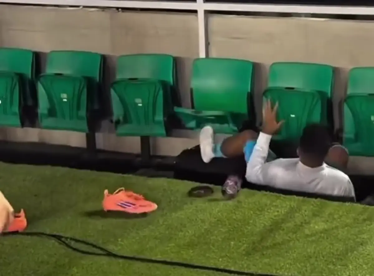 Imagem de contexto do artigo Insólito: adepto tentou chegar a Neymar e derrubou um colega de equipa