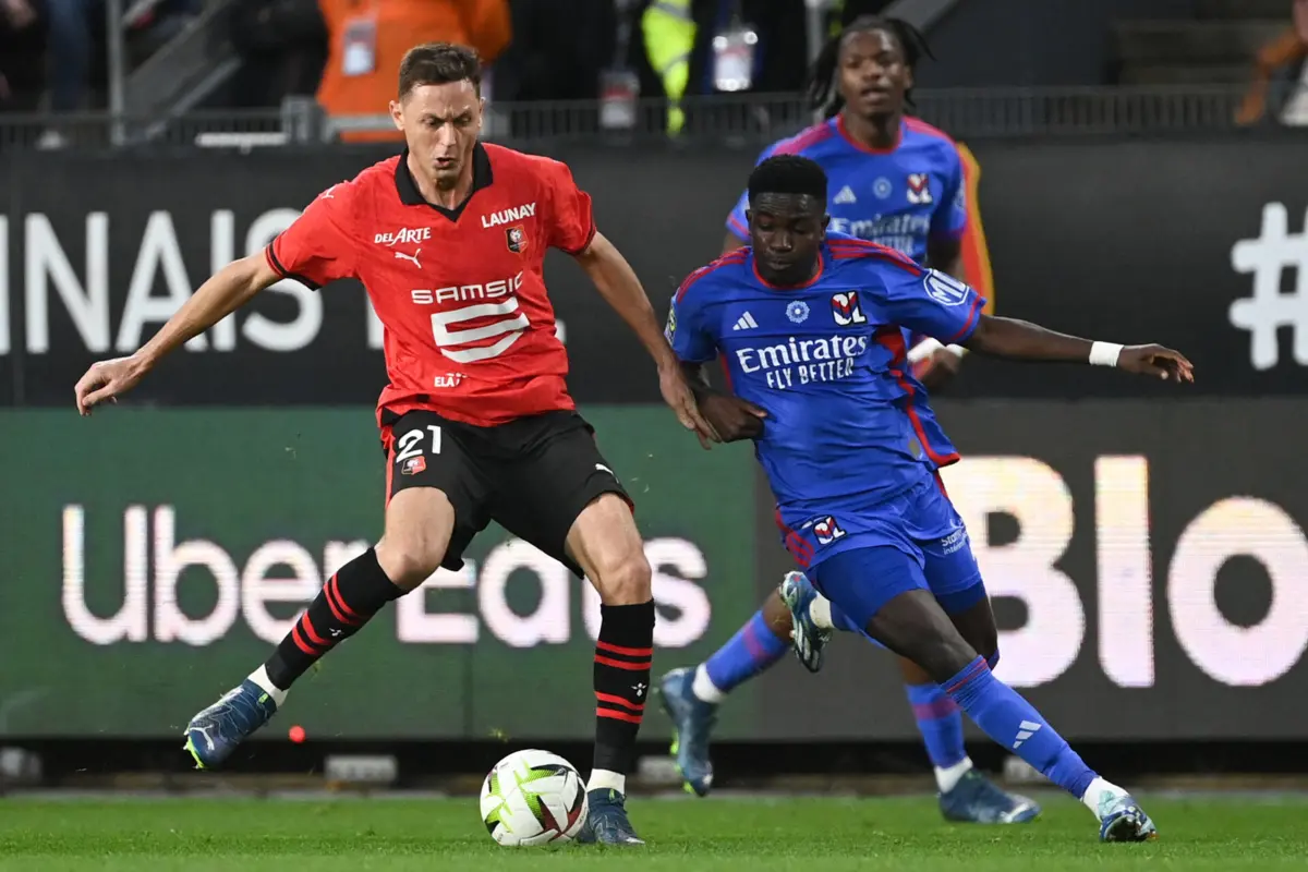 Matic com a camisola do Rennes (créditos: AFP)