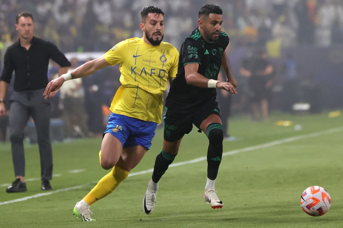 Riyad Mahrez frente ao Al Nassr, a ser vigiado pelo ex-FC Porto Alex Telles