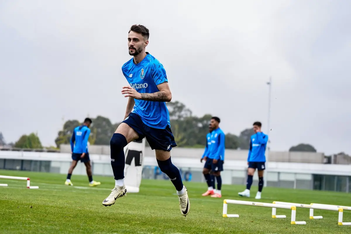 Imagem de contexto do artigo Fábio Vieira vê (re)estreia no FC Porto adiada e arrisca um mês de paragem