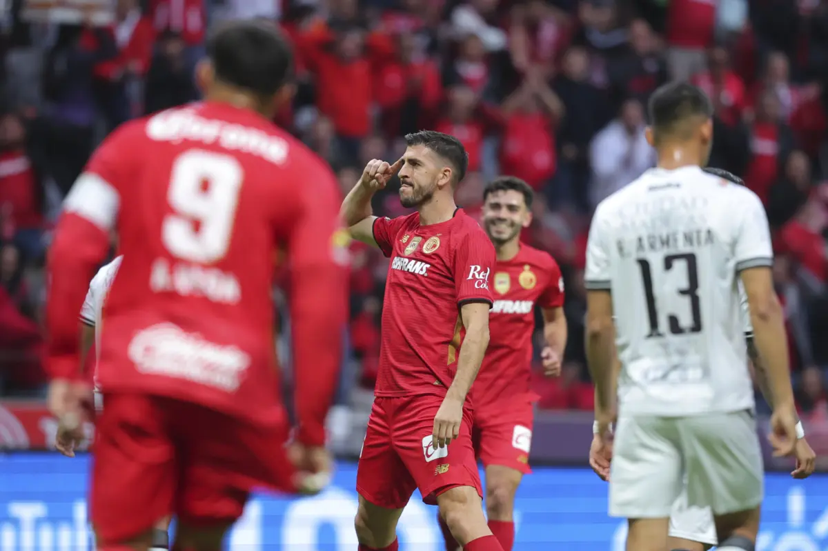 Paulinho festeja o golo