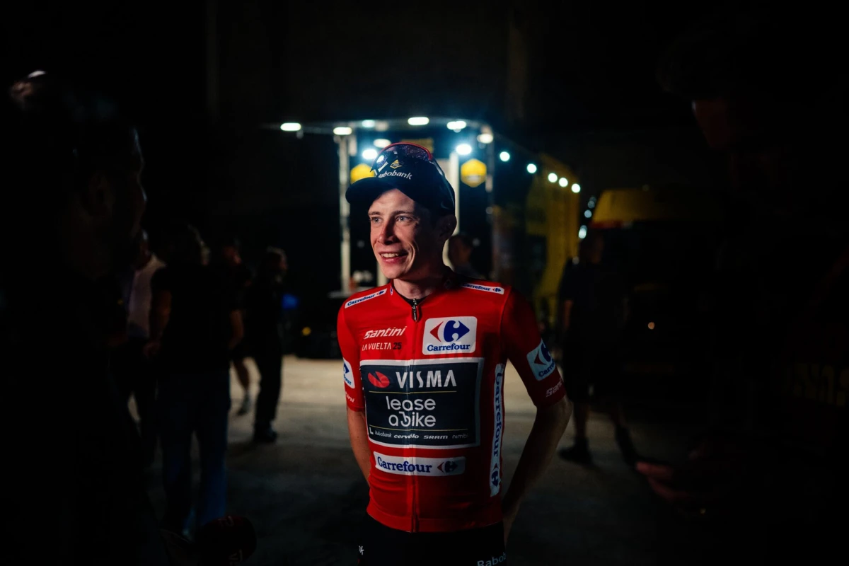 Imagem de contexto do artigo Vingegaard teve de festejar Vuelta de forma improvisada: "Foi um pódio divertido"