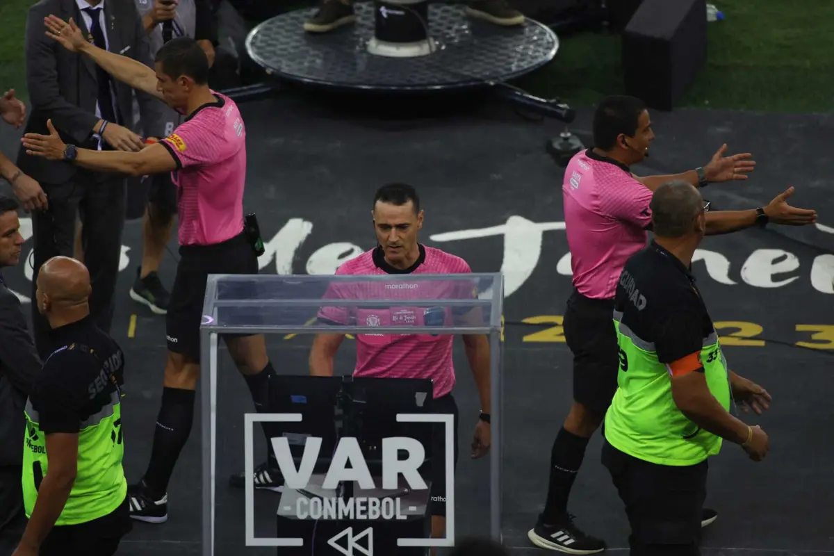 Árbitro revê lance a pedido do VAR