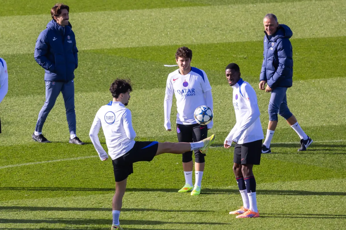 Vitinha, João Neves e Dembélé aquecem com bola num treino do PSG