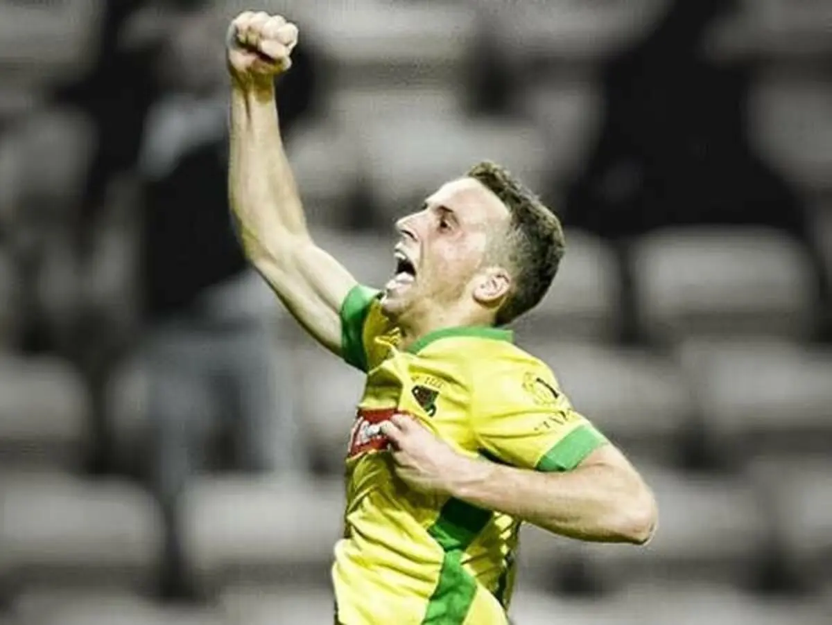 Diogo Jota com a camisola do Paços de Ferreira