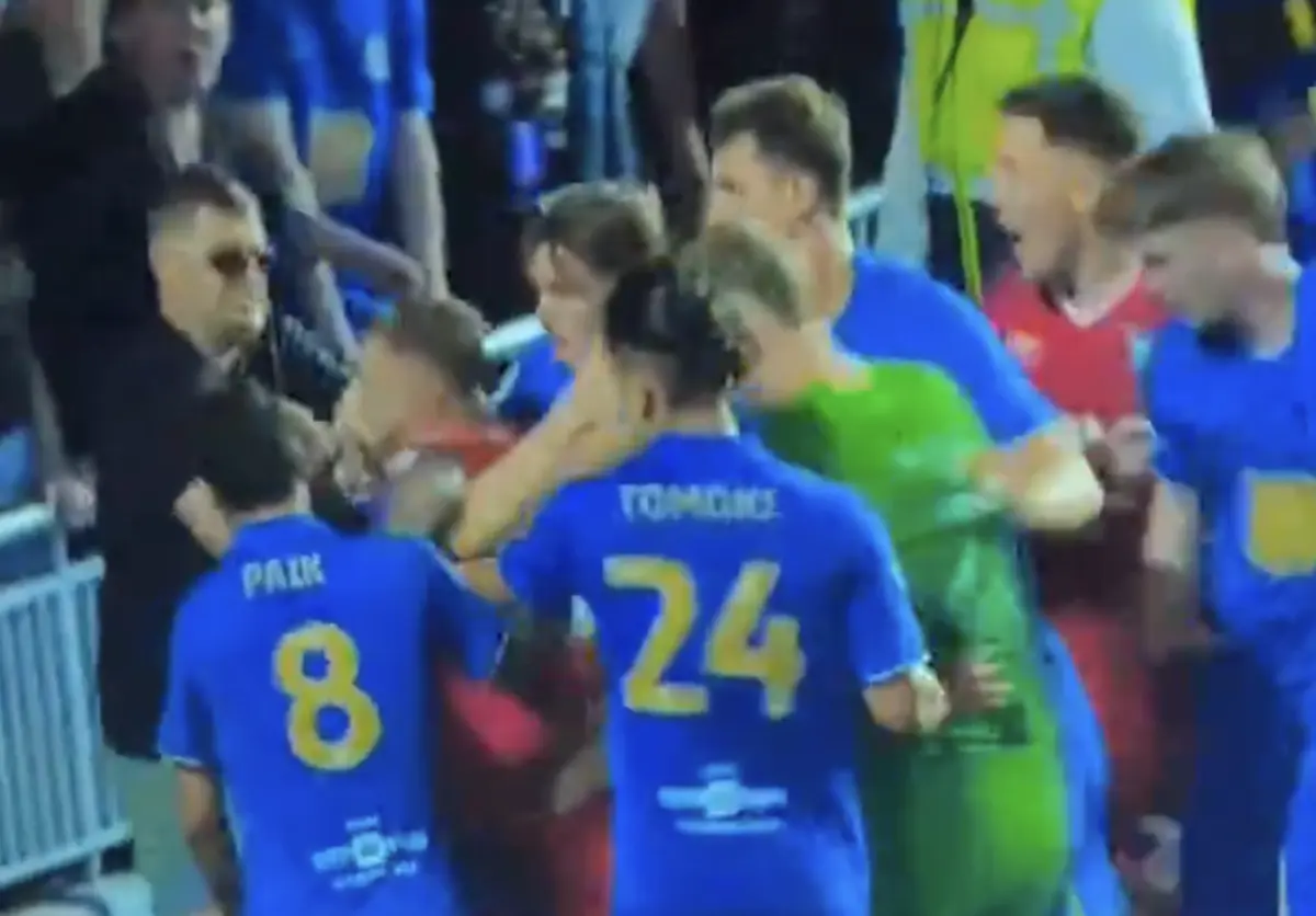 Imagem de contexto do artigo Adepto tentou entrar em confusão no Birmingham-Ipswich e acabou no chão. Ora veja