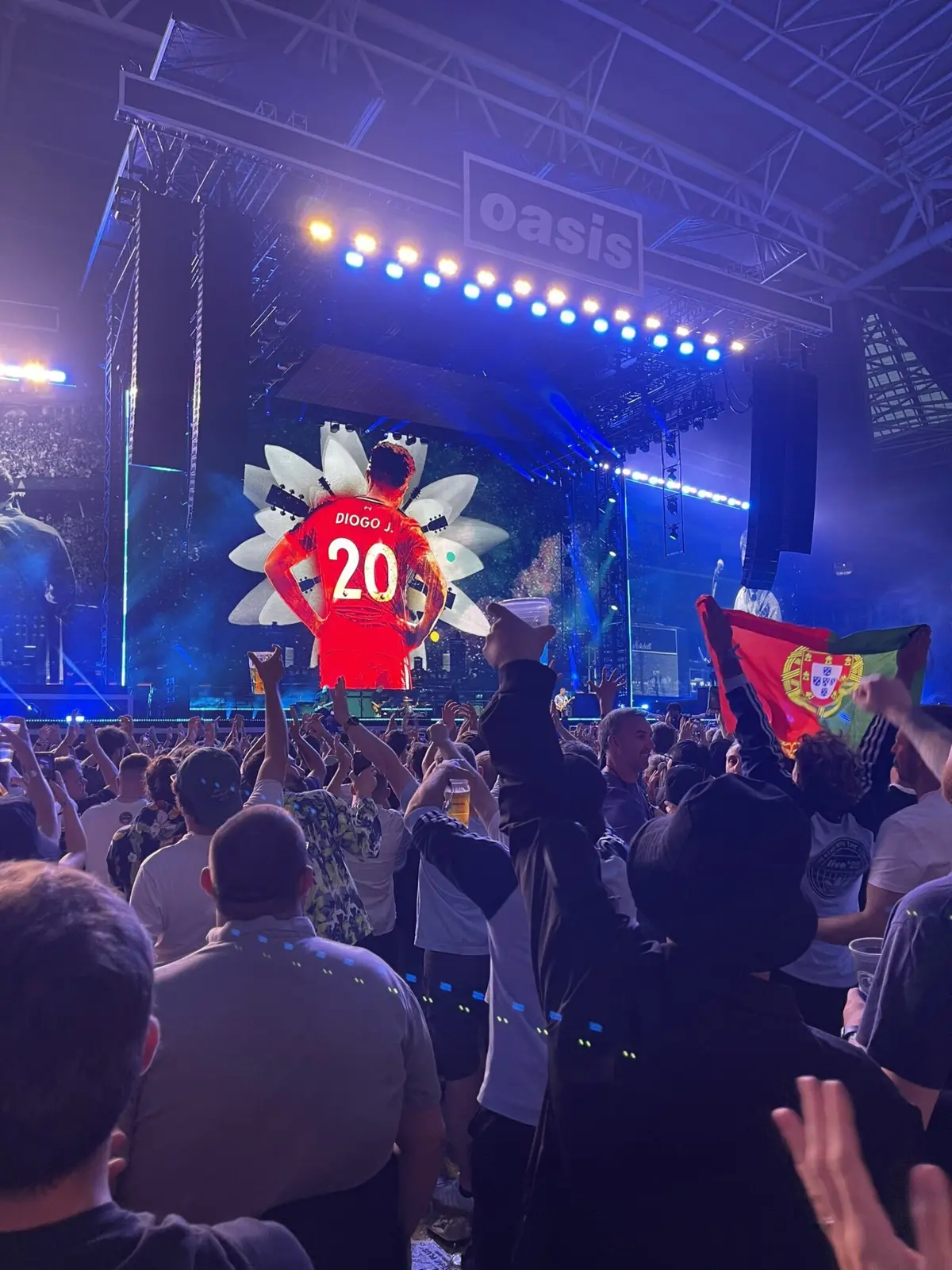 Imagem de contexto do artigo Oasis dedicam canção "Viver para sempre" a Diogo Jota. Veja o momento