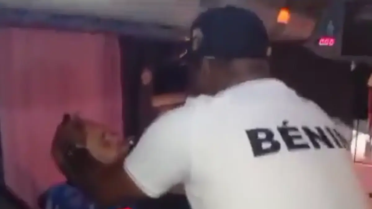 Gernot Rohr, selecionador do Benin, é assistido