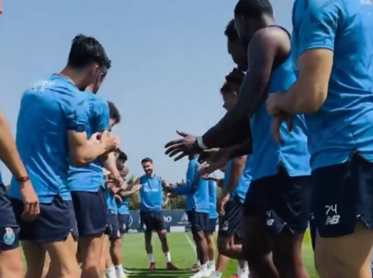 Imagem de contexto do artigo Aniversário de Fábio Vieira não foi esquecido no treino do FC Porto