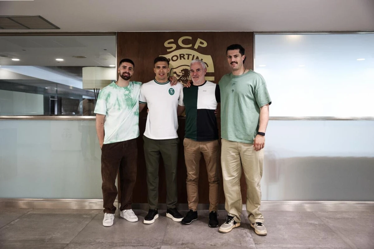 Martim Costa, Kiko Costa e Salvador Salvador com Miguel Afonso, do Conselho Diretivo do Sporting (Créditos: João Pedro Morais/Sporting)