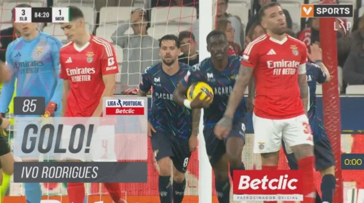 Imagem de contexto do artigo Benfica-Moreirense: Ivo Rodrigues reduz para 3-2 após má saída de Carreras