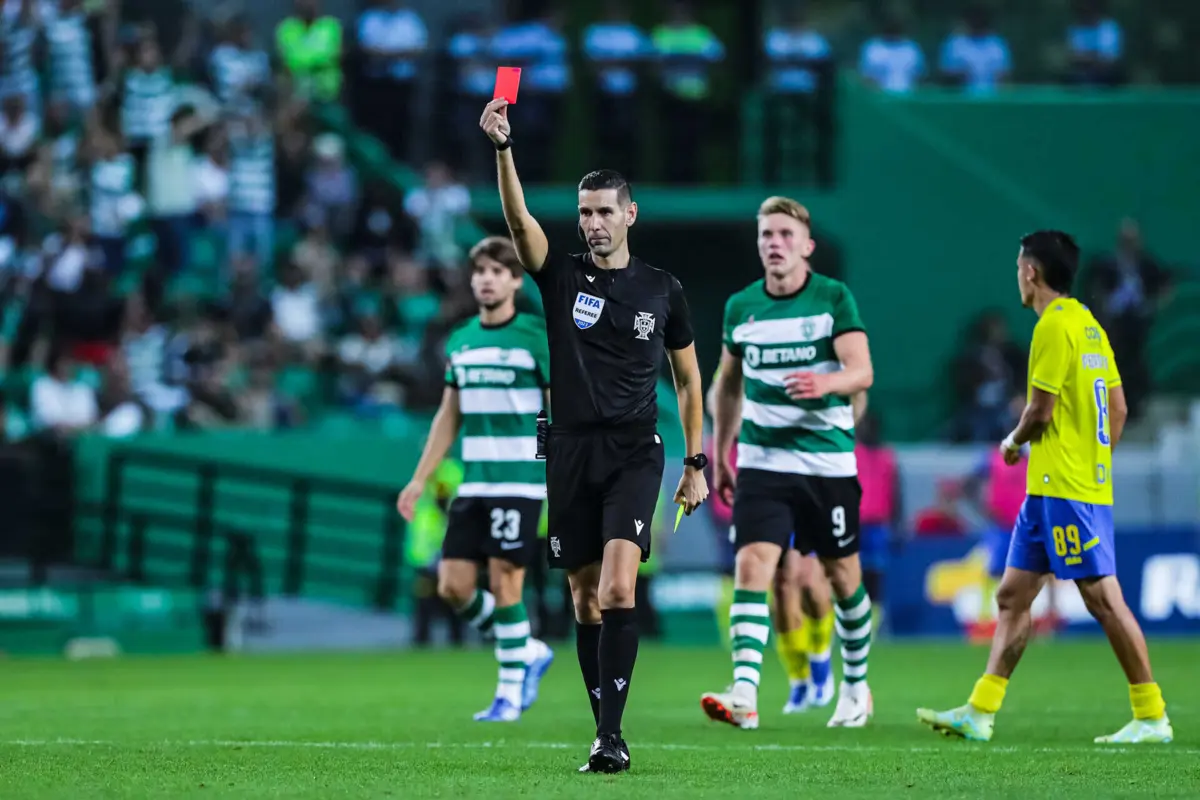 Imagem de contexto do artigo Equipa de arbitragem portuguesa apita o Suíça-Kosovo