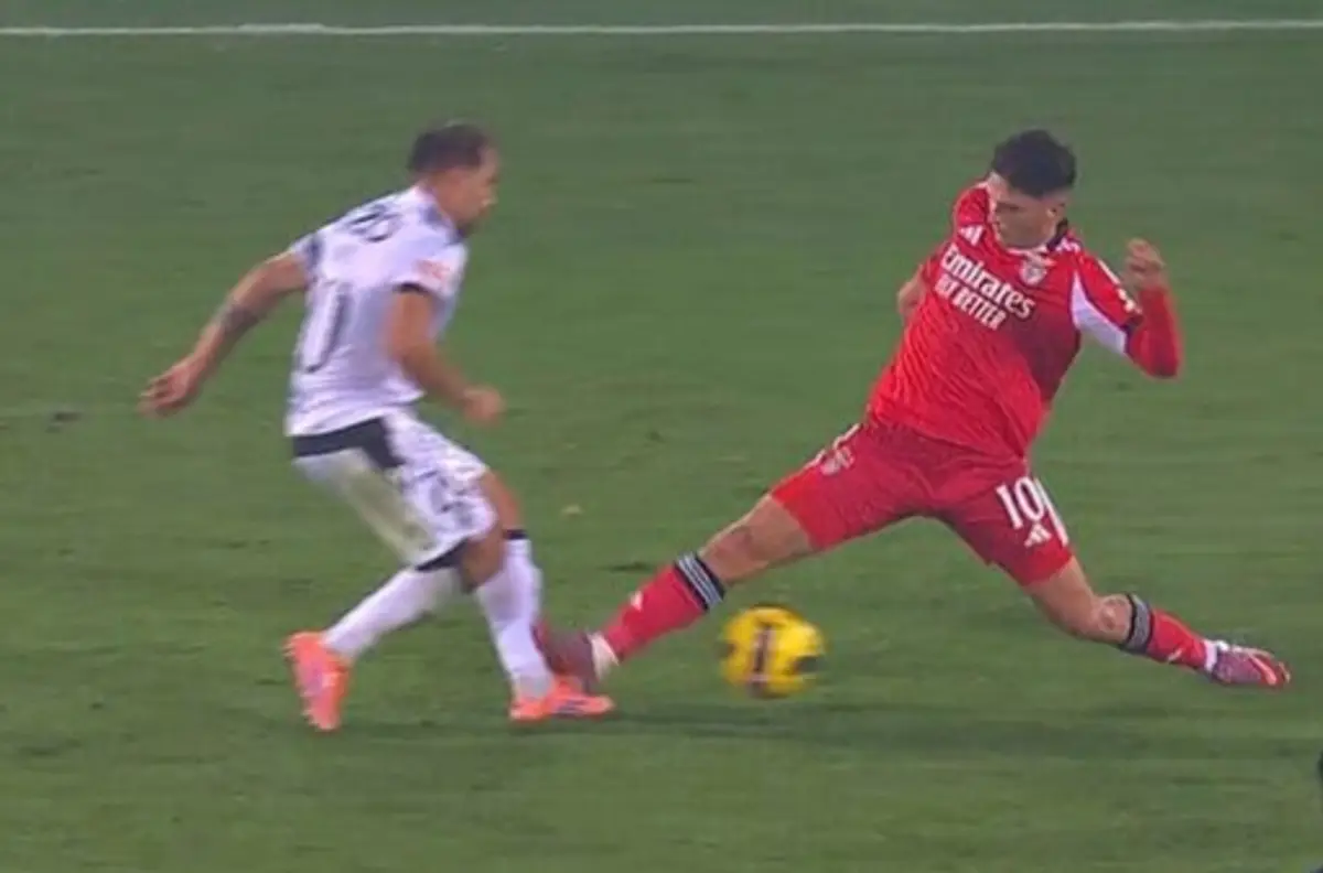 Imagem de contexto do artigo Duarte Gomes sobre o pisão de Sudakov no Vitória-Benfica: "Nós consideramos alaranjado, na linha fronteiriça..."