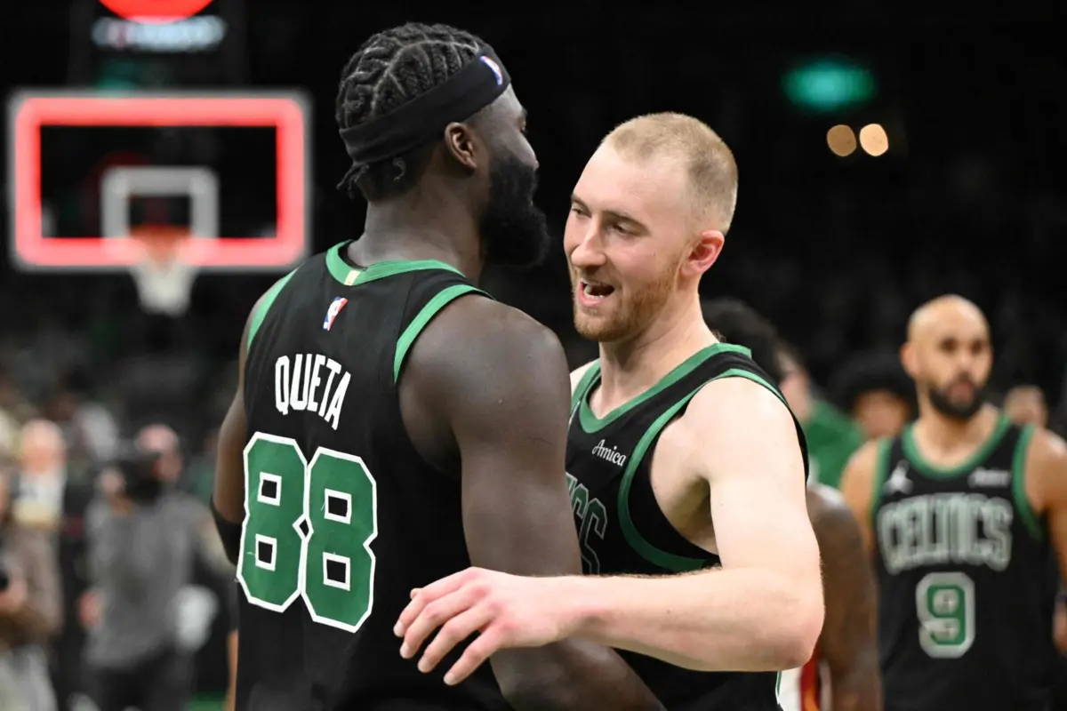 Neemias Queta e Sam Hauser