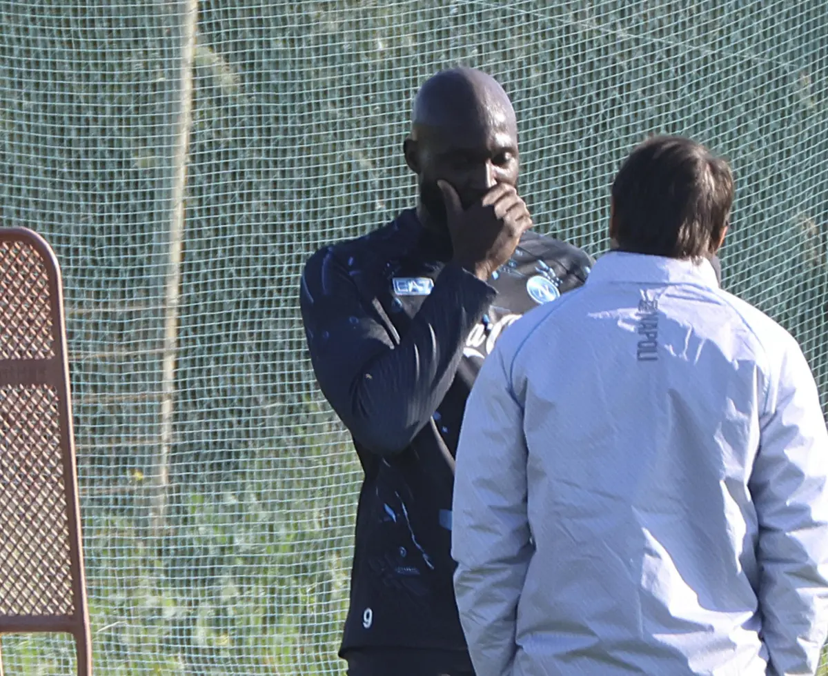 Lukaku à conversa com Conte