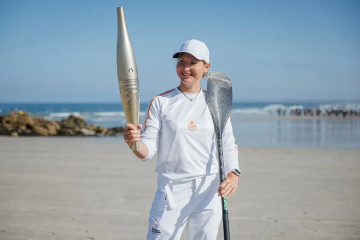 Amandine Chazot com a tocha olímpica (créditos: CNOSF)