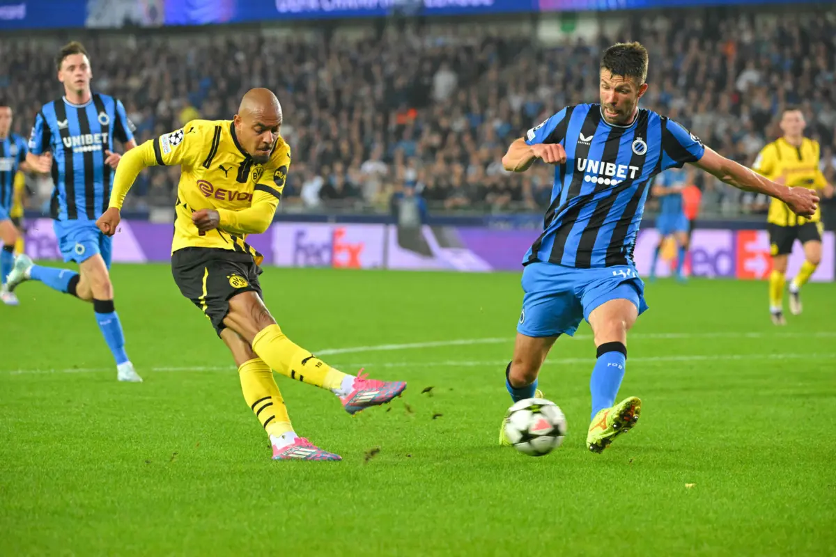 Donyell Malen e Brandon Mechele (NICOLAS TUCAT AFP)