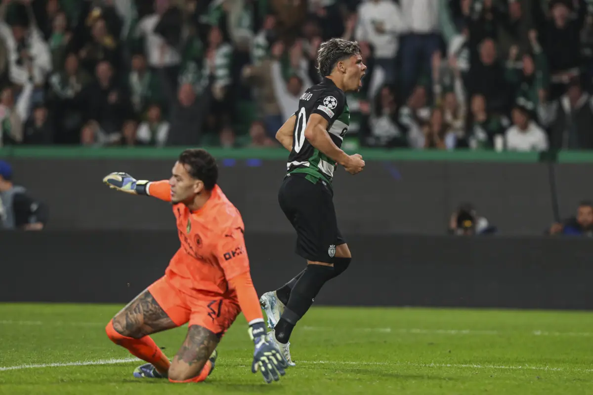 Maxi Araújo festeja o 2-1 ( Pedro Rocha )