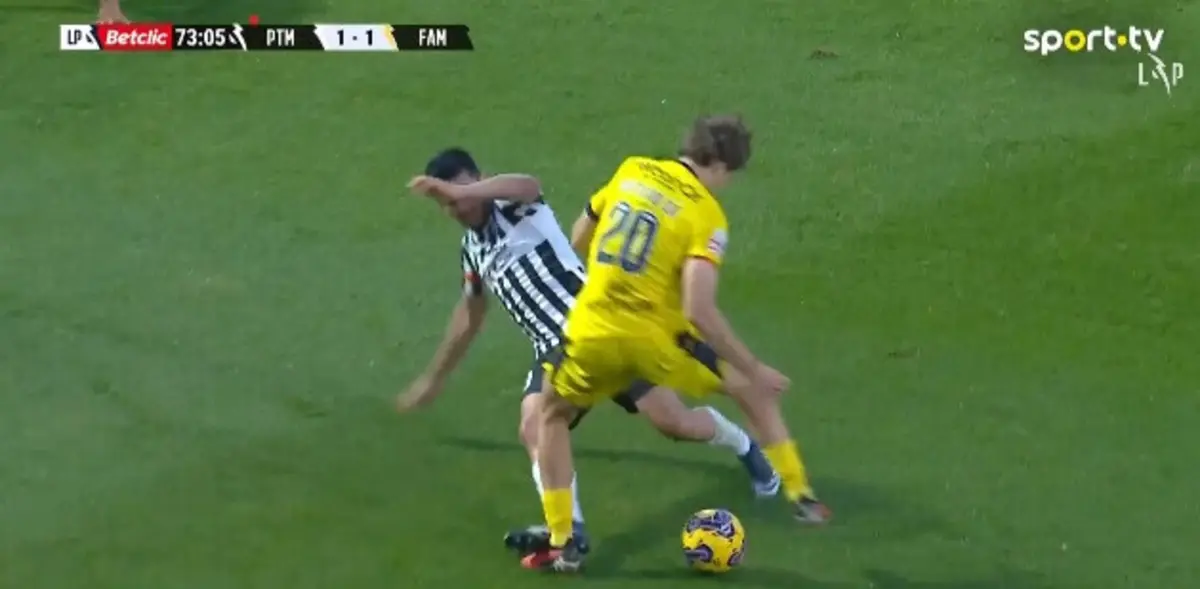 Lance que valeu expulsão a Ronie Carrillo (créditos: Vsports)