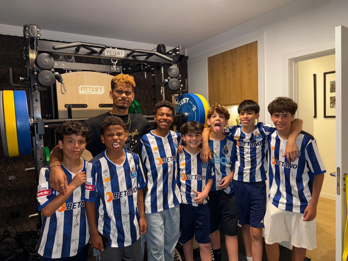 Imagem de contexto do artigo Gonçalo Borges com jovens da formação do FC Porto: "Vale mais do que um golo"