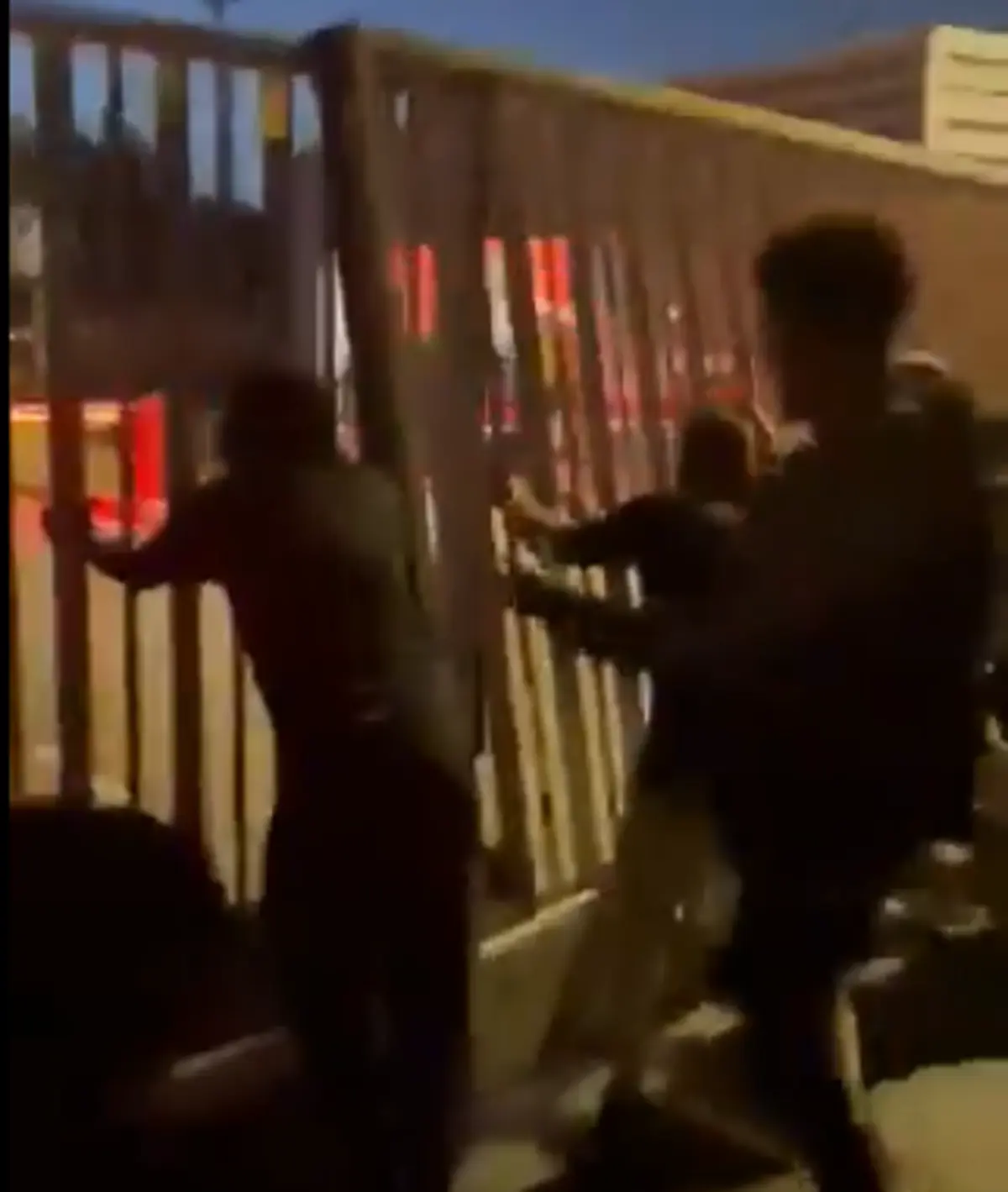 Imagem de contexto do artigo Sevilha a ferro e fogo: jogadores obrigados a pernoitar no centro de treinos após ataque dos adeptos