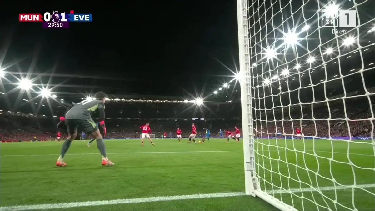 Imagem de contexto do artigo Mesmo com mais um, Manchester United começa a perder graças a este golaço. Ora veja