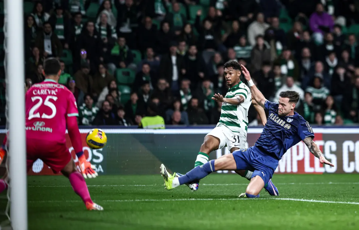 Luís Guilherme em ação contra o Famalicão