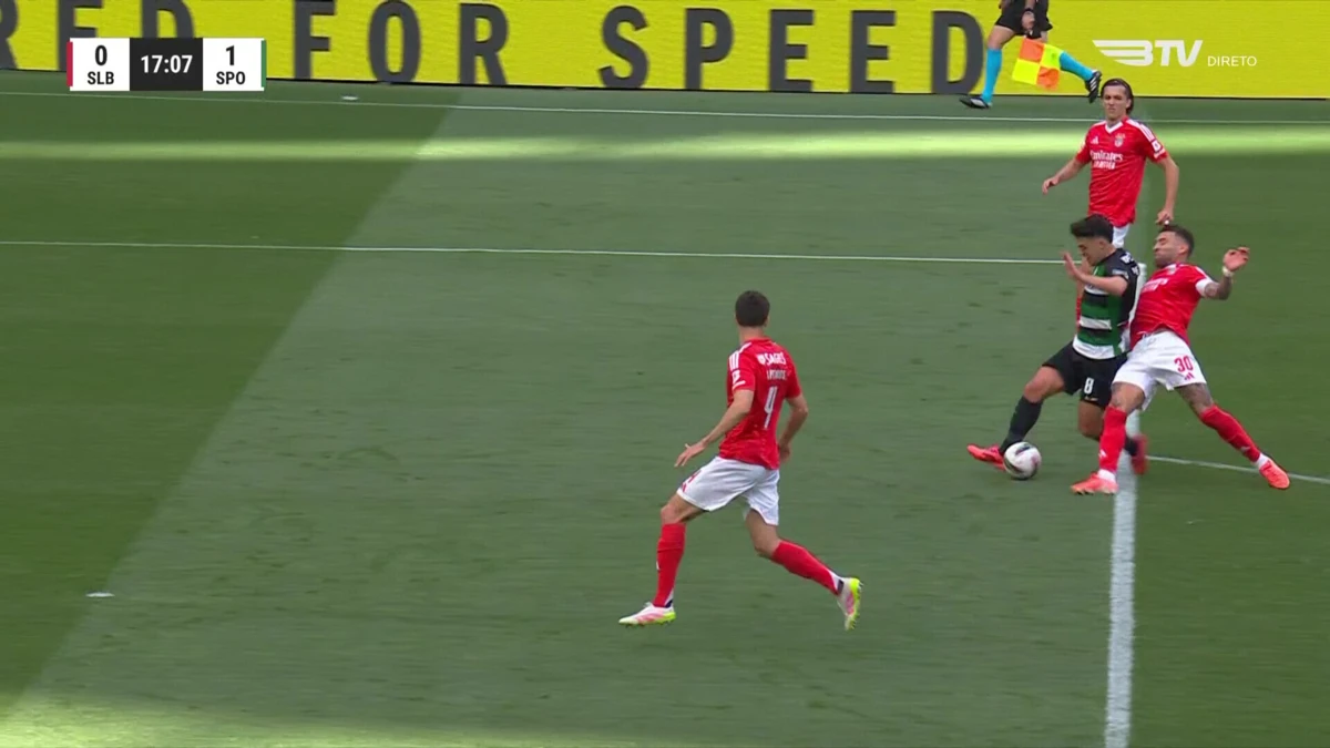 Imagem de contexto do artigo Benfica-Sporting: leões pediram penálti após esta queda de Pedro Gonçalves na área
