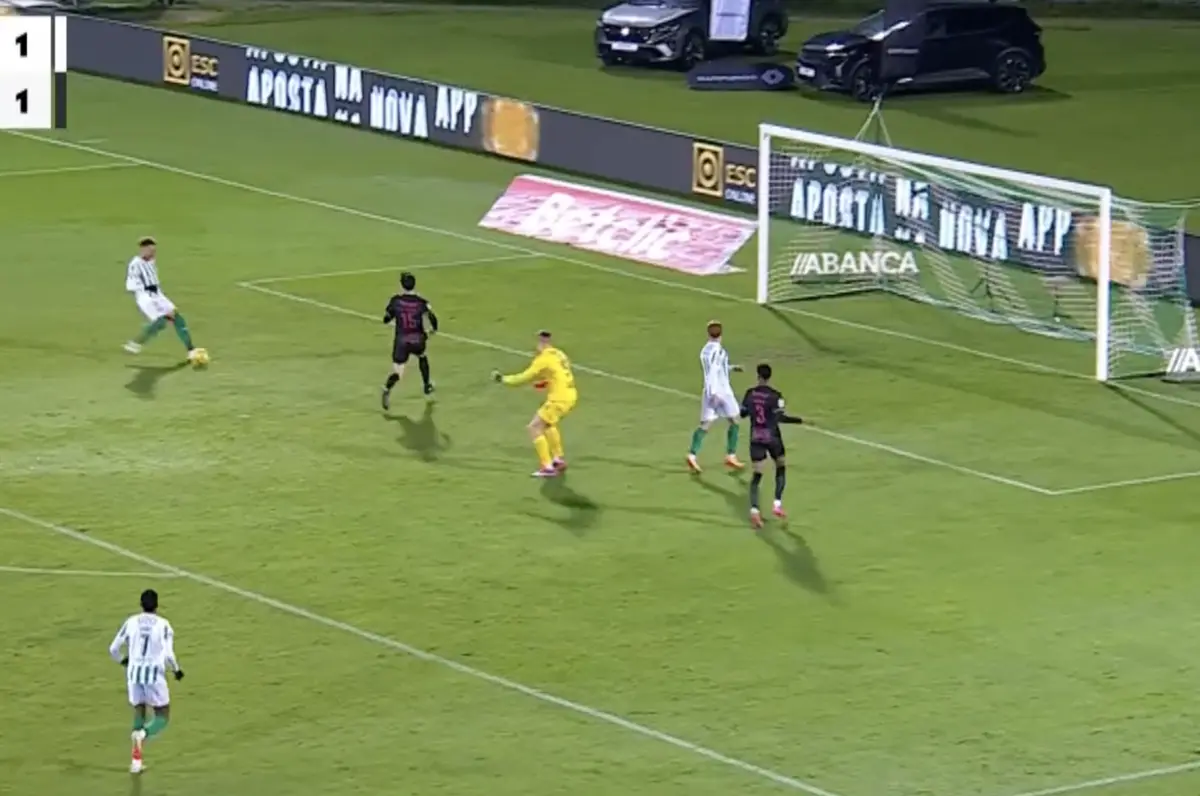 Imagem de contexto do artigo Clayton atirou à trave com a baliza aberta. Veja o desperdício do avançado do Rio Ave