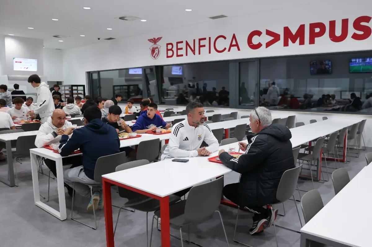 Imagem de contexto do artigo Benfica mostra Mourinho a partilhar refeitório com jovens da formação: "De sol a sol no Seixal"
